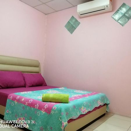 Layla Inn Batu Pahat Esterno foto