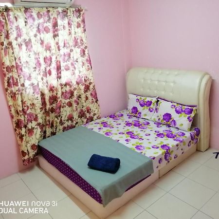 Layla Inn Batu Pahat Esterno foto