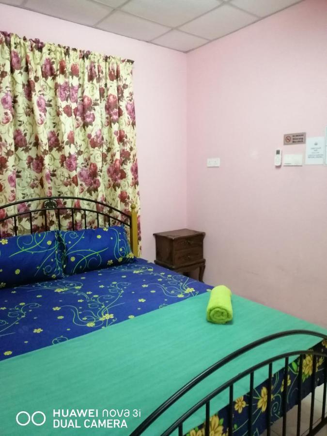 Layla Inn Batu Pahat Esterno foto