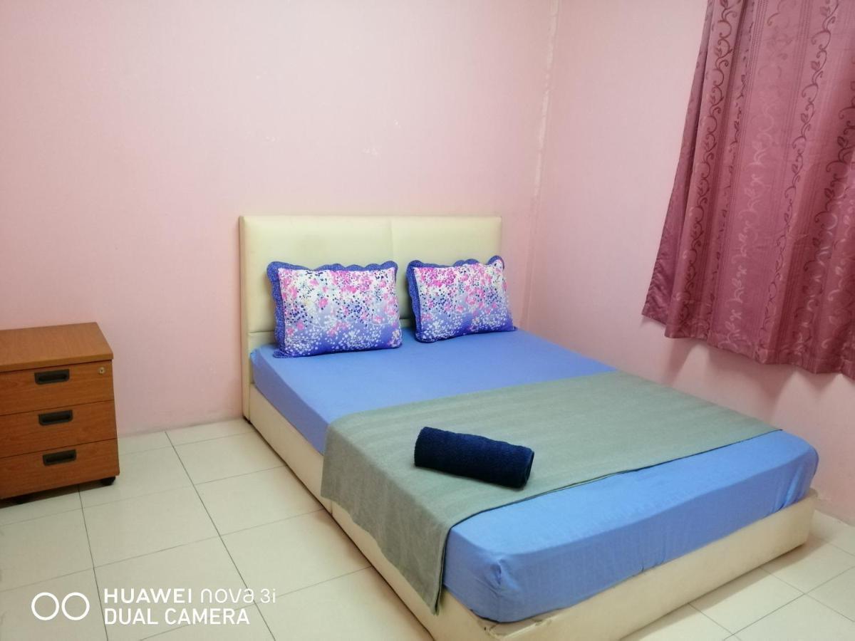 Layla Inn Batu Pahat Esterno foto
