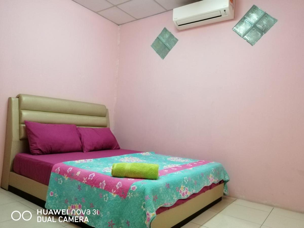 Layla Inn Batu Pahat Esterno foto