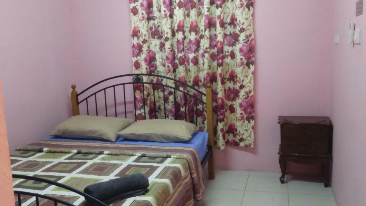 Layla Inn Batu Pahat Esterno foto