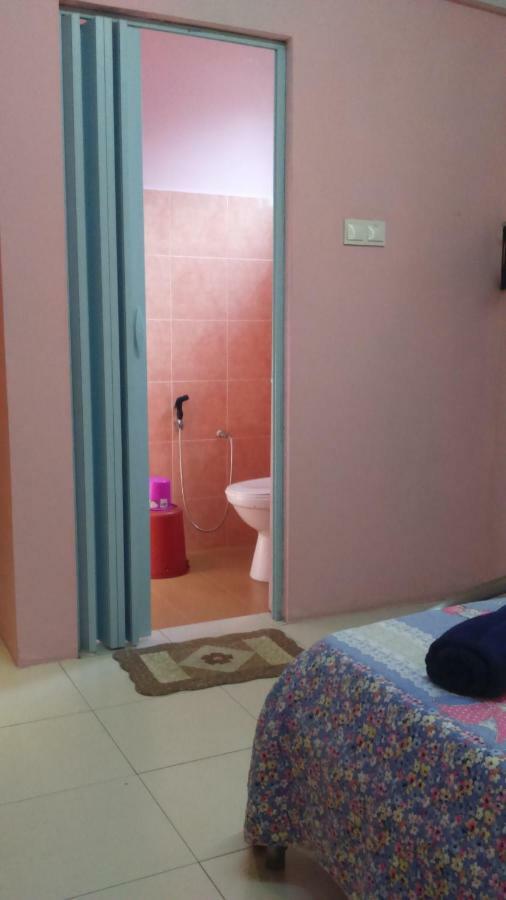 Layla Inn Batu Pahat Esterno foto