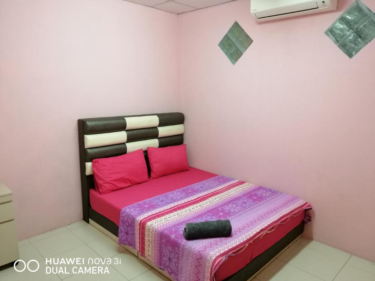 Layla Inn Batu Pahat Esterno foto