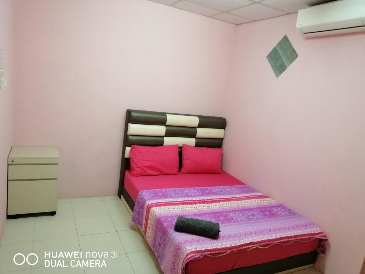 Layla Inn Batu Pahat Esterno foto