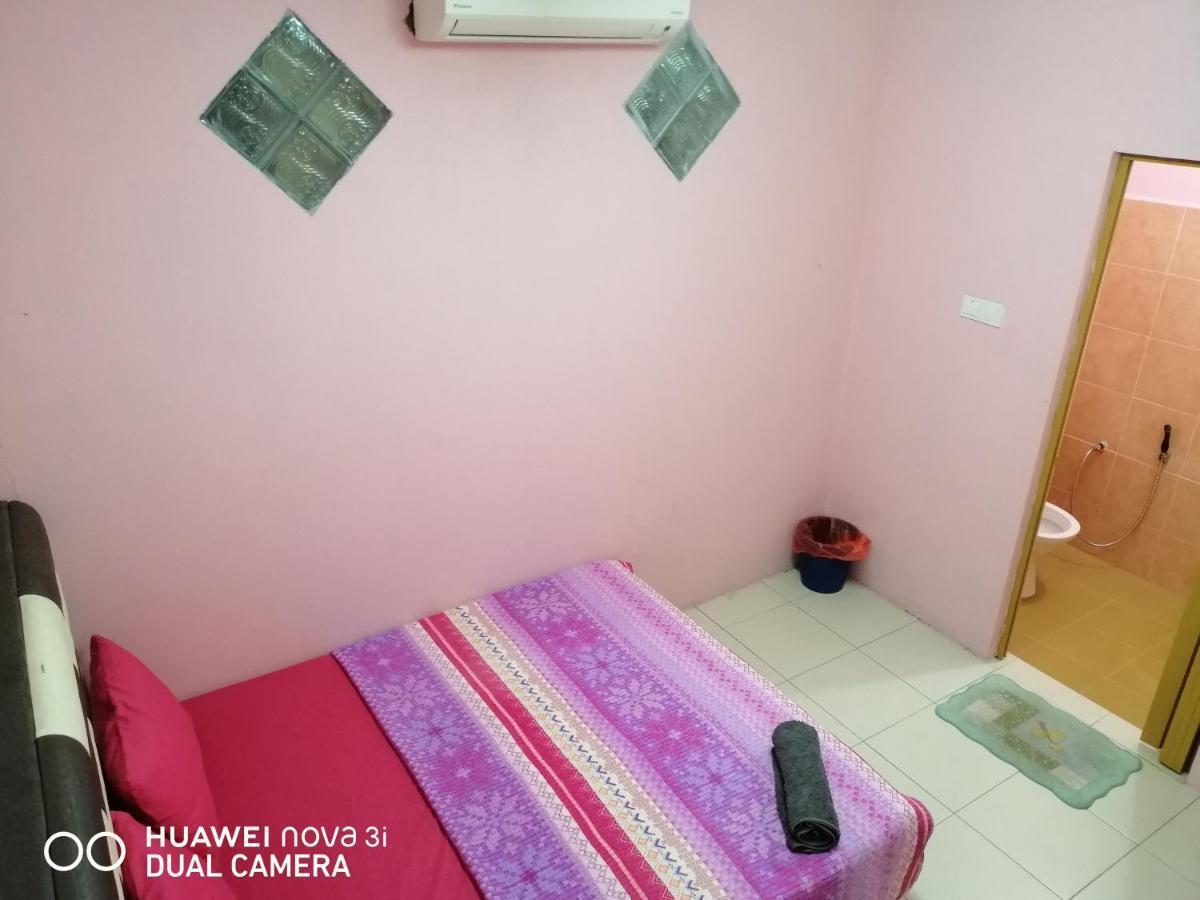 Layla Inn Batu Pahat Esterno foto