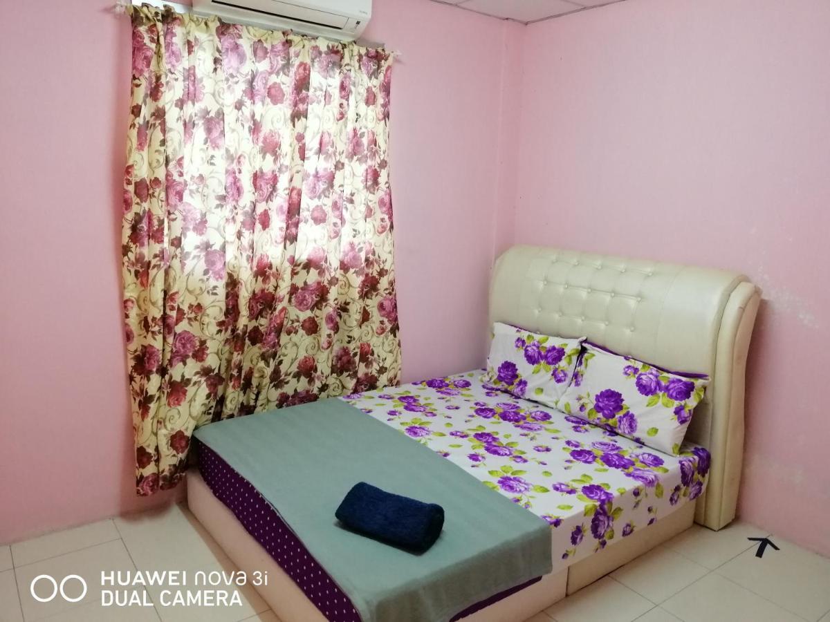 Layla Inn Batu Pahat Esterno foto