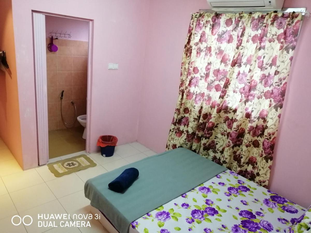 Layla Inn Batu Pahat Esterno foto