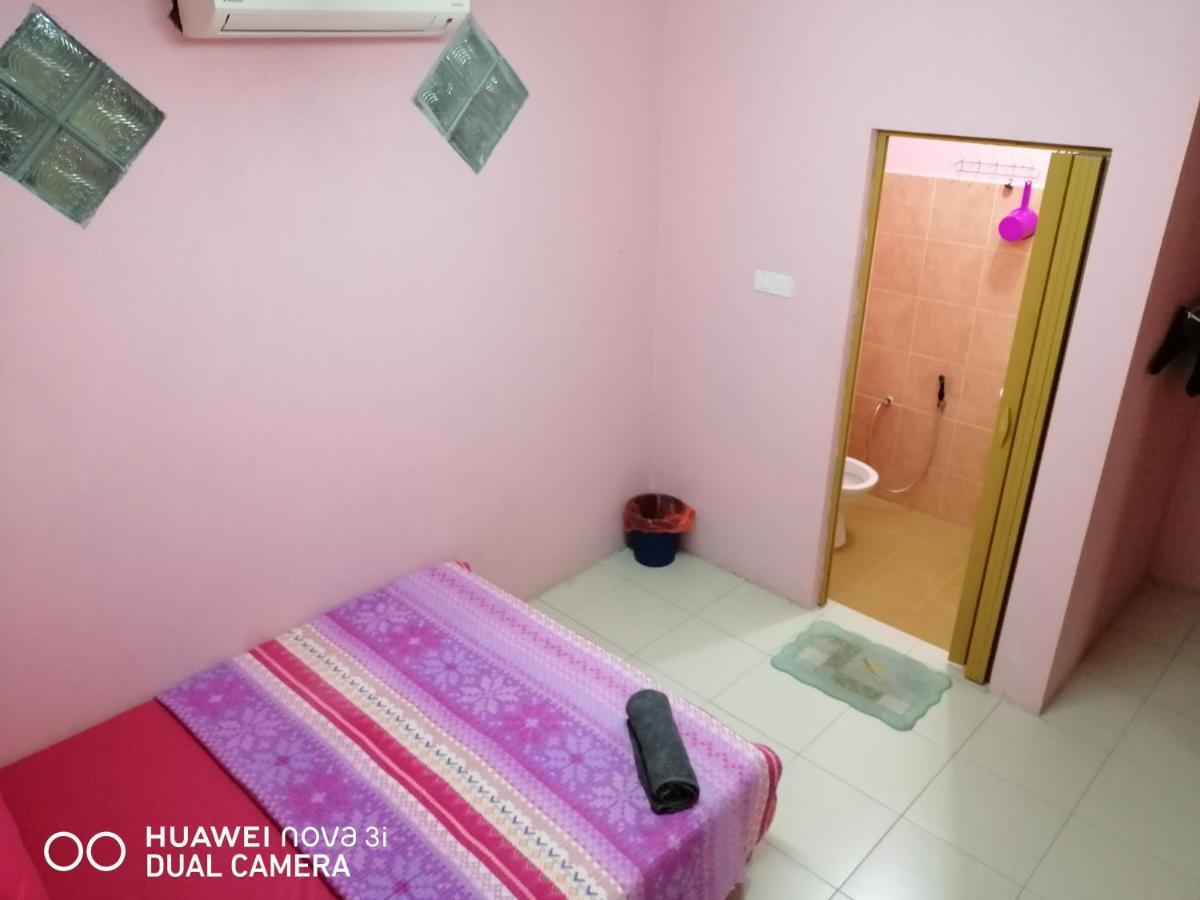 Layla Inn Batu Pahat Esterno foto