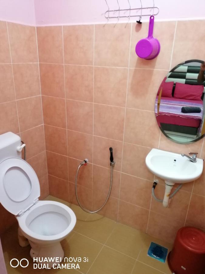 Layla Inn Batu Pahat Esterno foto