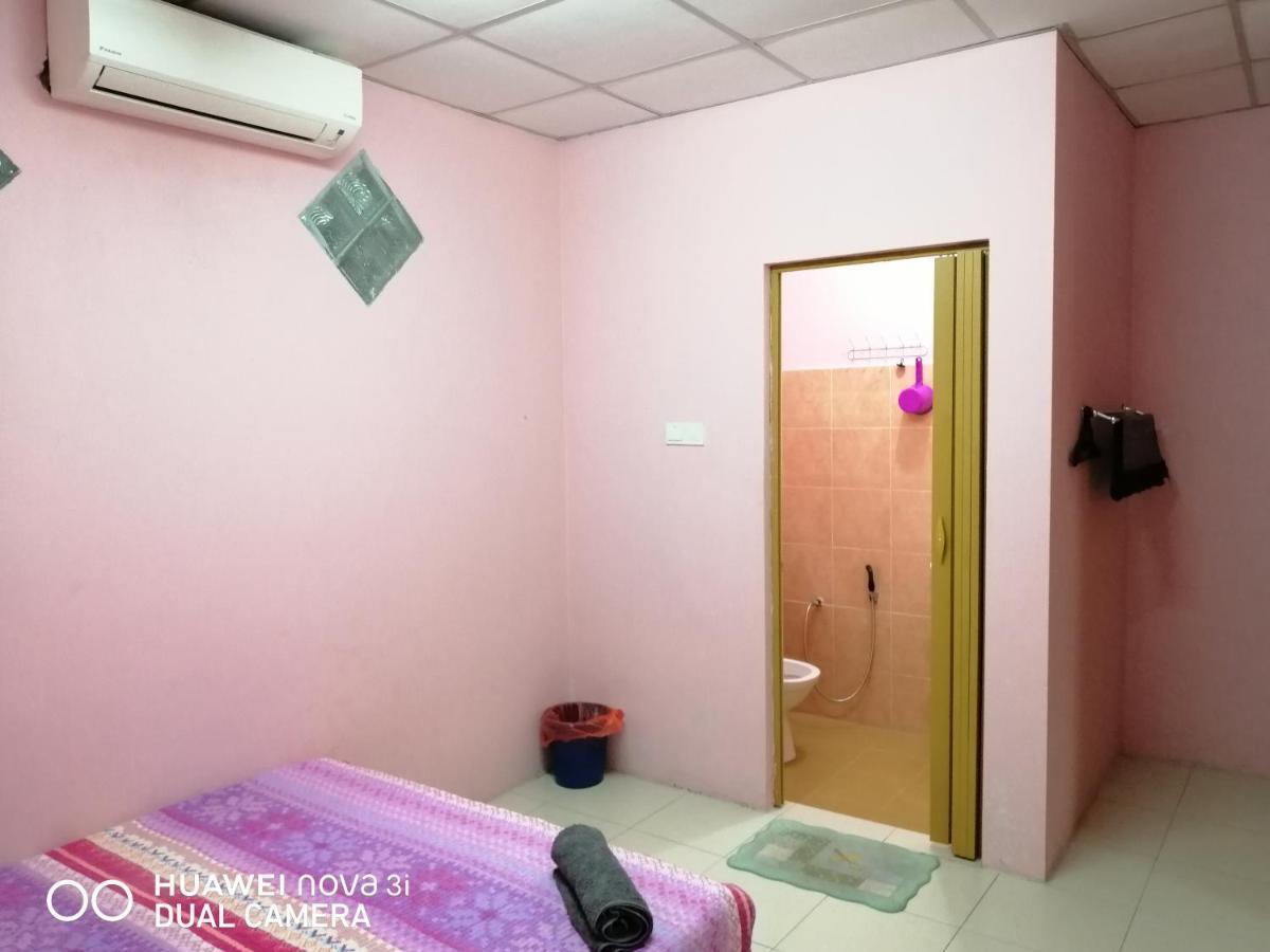 Layla Inn Batu Pahat Esterno foto